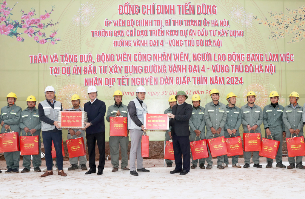 Đồng chí Bí thư Thành ủy Hà Nội Đinh Tiến Dũng và đồng chí Bí thư Tỉnh ủy Hưng Yên Nguyễn Hữu Nghĩa trao quà tặng các công nhân, người lao động