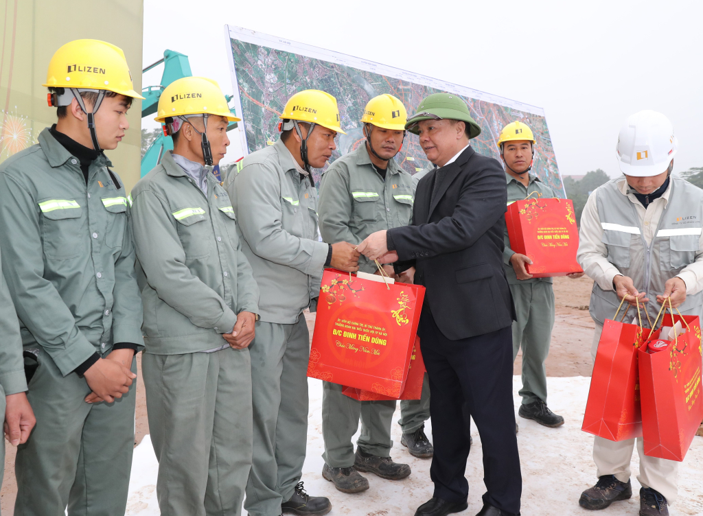 Đồng chí Bí thư Thành ủy Hà Nội Đinh Tiến Dũng trao quà tặng các công nhân, người lao động
