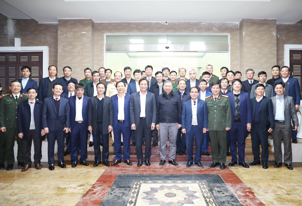 Bộ trưởng Bộ Công an Tô Lâm và các đại biểu chụp ảnh lưu niệm với Ban Thường vụ Huyện ủy Văn Giang