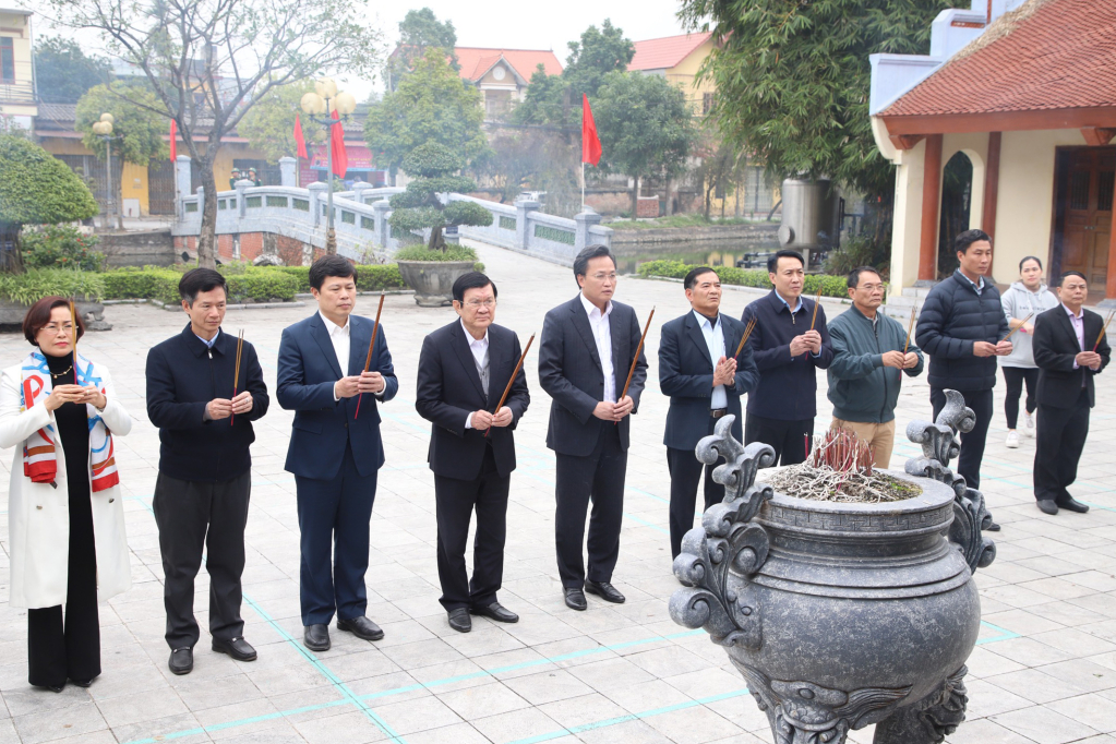Nguyên Chủ tịch nước Trương Tấn Sang và các đại biểu dâng hương tại Nhà lưu niệm Tổng Bí thư Nguyễn Văn Linh (xã Giai Phạm, Yên Mỹ)