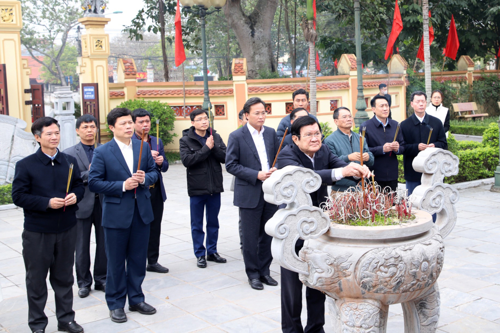 Nguyên Chủ tịch nước Trương Tấn Sang và các đại biểu dâng hương tại Nhà lưu niệm Trung tướng Nguyễn Bình (xã Giai Phạm, Yên Mỹ)