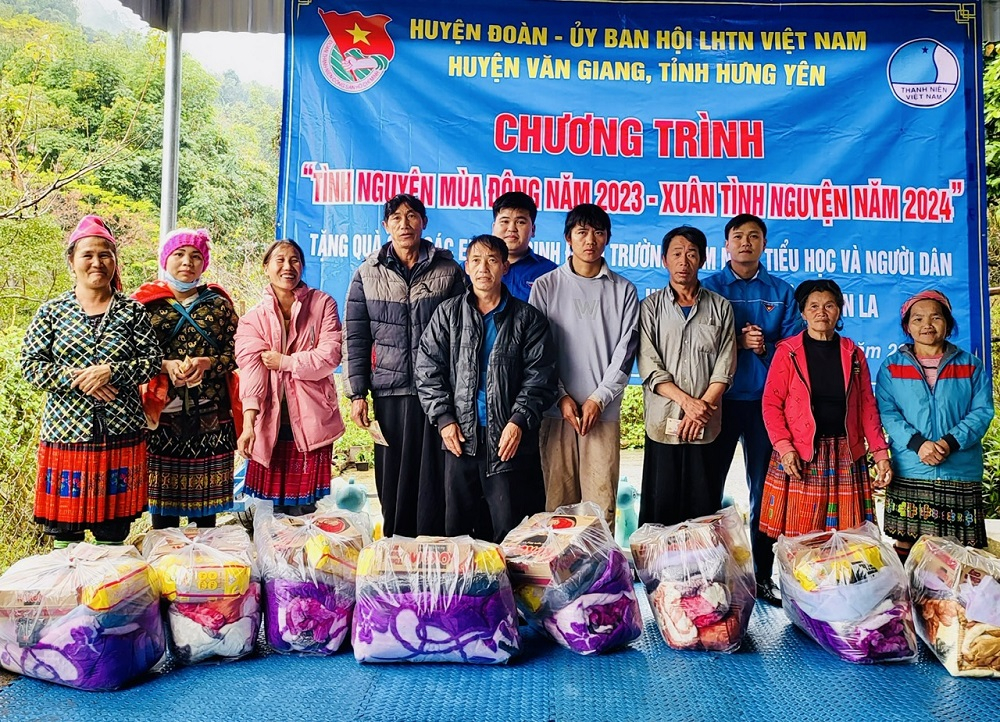 Đoàn tình nguyện của tuổi trẻ huyện Văn Giang tặng quà người dân có hoàn cảnh khó khăn tại bản Suối Háo, xã Hồng Ngài, huyện Bắc Yên, tỉnh Sơn La