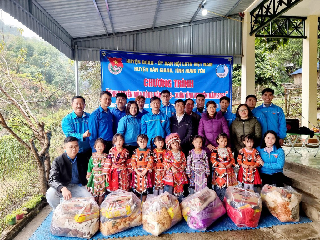 Tuổi trẻ huyện Văn Giang thăm, tặng quà học sinh xã Hồng Ngài, huyện Bắc Yên (Sơn la)