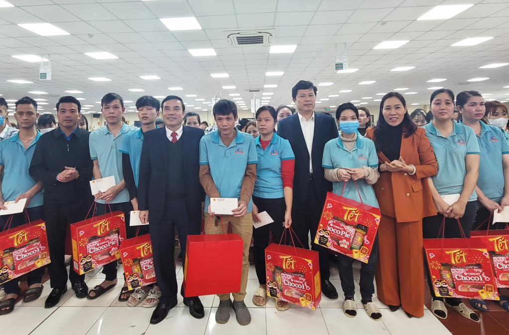 Đồng chí Trần Quốc Toản, Phó Bí thư Thường trực Tỉnh ủy, Chủ tịch HĐND tỉnh và các đại biểu tặng quà Tết công nhân, người lao động Công ty cổ phần Bảo Hưng