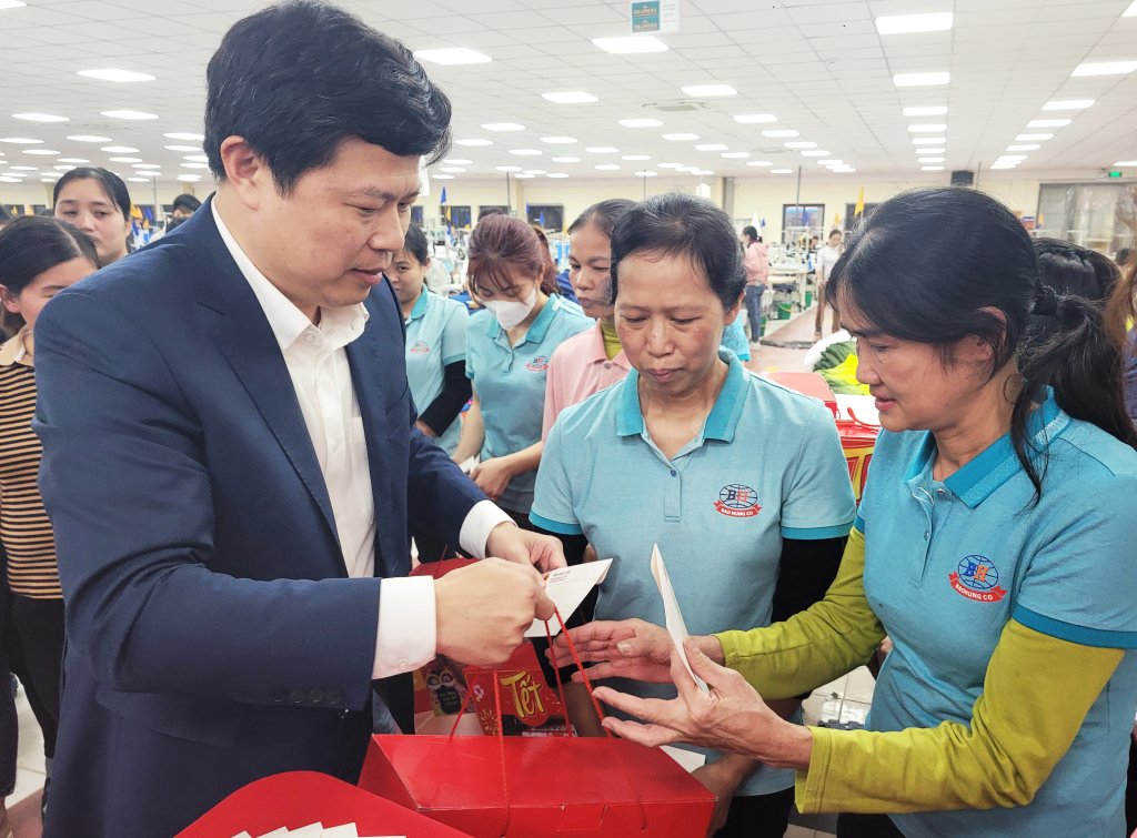 Đồng chí Trần Quốc Toản, Phó Bí thư Thường trực Tỉnh ủy, Chủ tịch HĐND tỉnh trao quà Tết công nhân, người lao động Công ty cổ phần Bảo Hưng