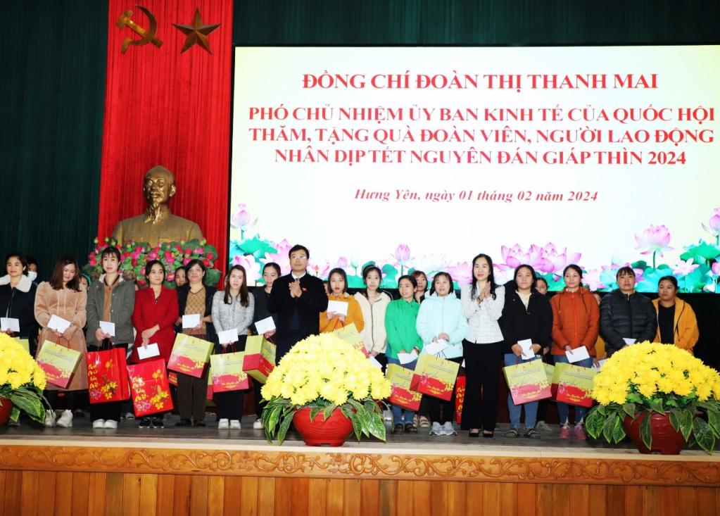 Đồng chí Đoàn Thị Thanh Mai cùng lãnh đạo Đoàn đại biểu Quốc hội tỉnh trao quà Tết tặng công nhân 
