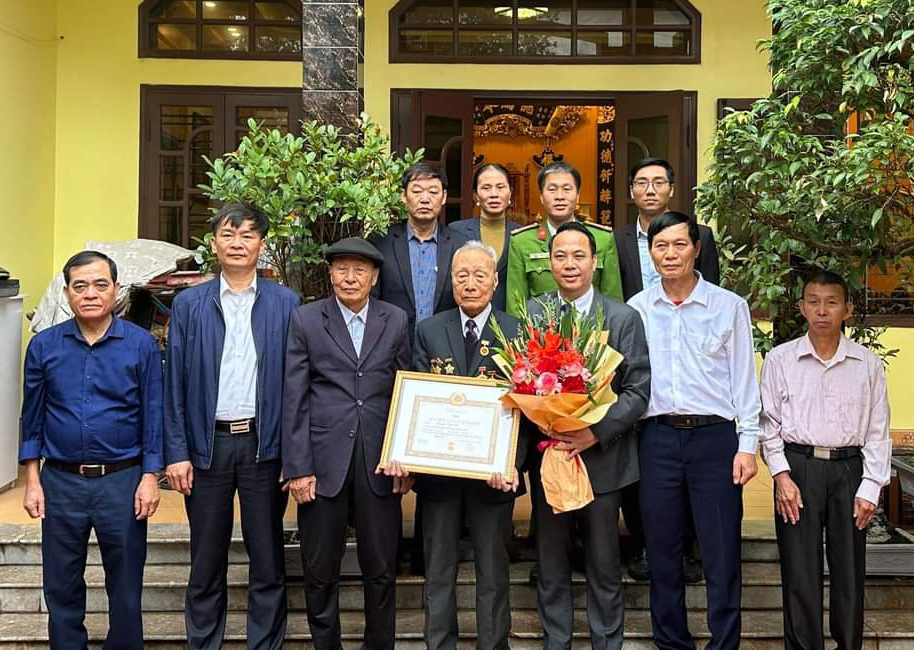 Trao Huy hiệu Đảng tặng đảng viên ở Đảng bộ xã Lạc Đạo (Văn Lâm)