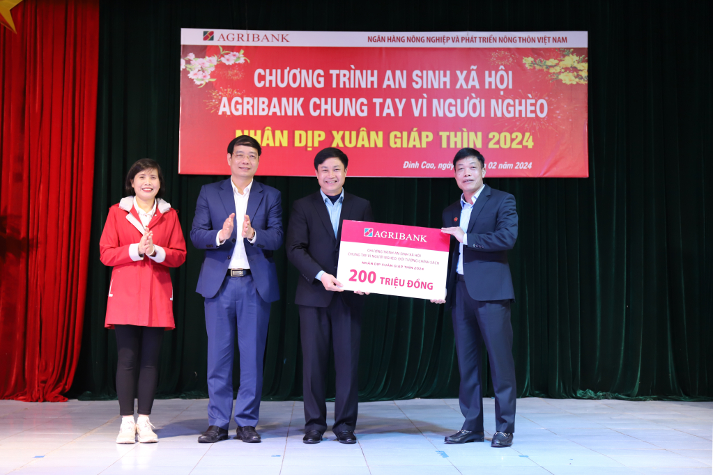Agribank Hưng Yên trao tượng trưng 200 triệu đồng tặng quà các hộ nghèo, hộ có hoàn cảnh khó khăn trên địa bàn huyện Phù Cừ
