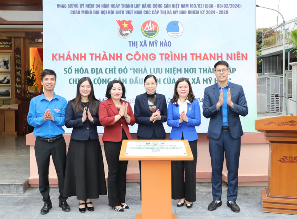 Các đại biểu khánh thành công trình “Số hóa địa chỉ đỏ” di tích Nhà lưu niệm nơi thành lập Chi bộ Cộng sản đầu tiên của thị xã Mỹ Hào