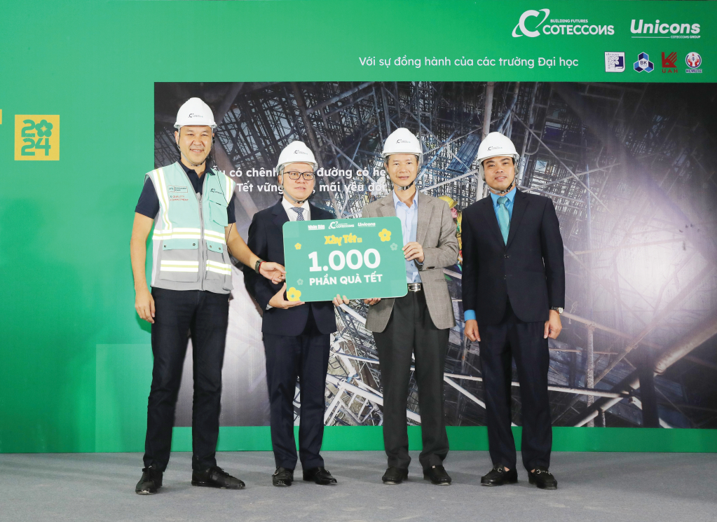 Đại diện Ban tổ chức chương trình “Xây Tết 2024” trao tượng trưng 1.000 phần quà Tết cho công nhân, người lao động tỉnh Hưng Yên