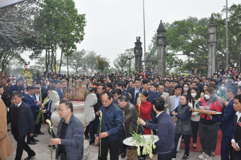 Đông đảo du khách thập phương thắp hương tưởng niệm tướng quân Phạm Ngũ Lão và tham gia Lễ hội đền Phù Ủng