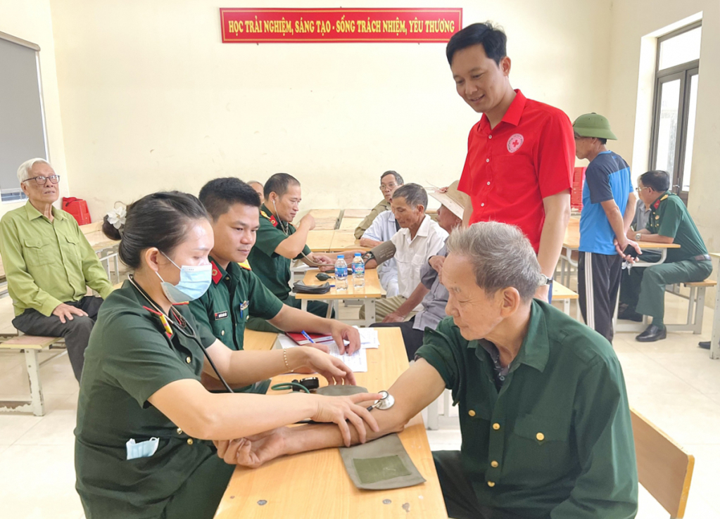 Hội Chữ thập đỏ tỉnh phối hợp với các đơn vị tổ chức khám bệnh, cấp thuốc miễn phí cho cựu chiến binh xã Xuân Dục (thị xã Mỹ Hào)