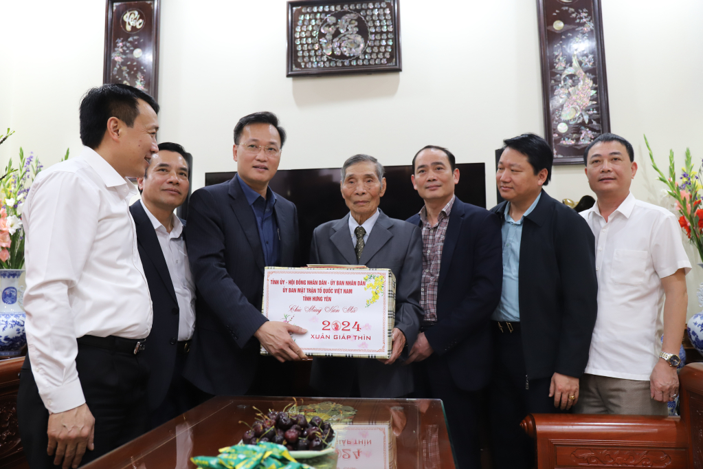 Bí thư Tỉnh ủy Nguyễn Hữu Nghĩa và các đại biểu thăm, tặng quà đảng viên, thương binh Bùi Xuân Tụ, phường An Tảo 