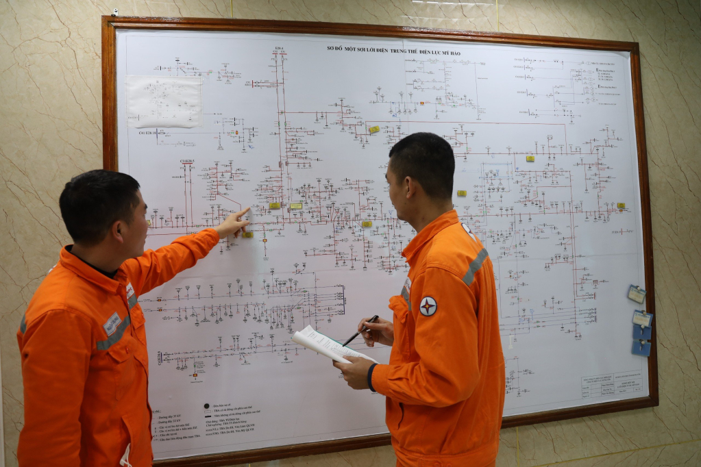 Nhân viên trực ca Điện lực Mỹ Hào trực 24/24 giờ dịp Tết nhằm bảo đảm dòng điện thông suốt