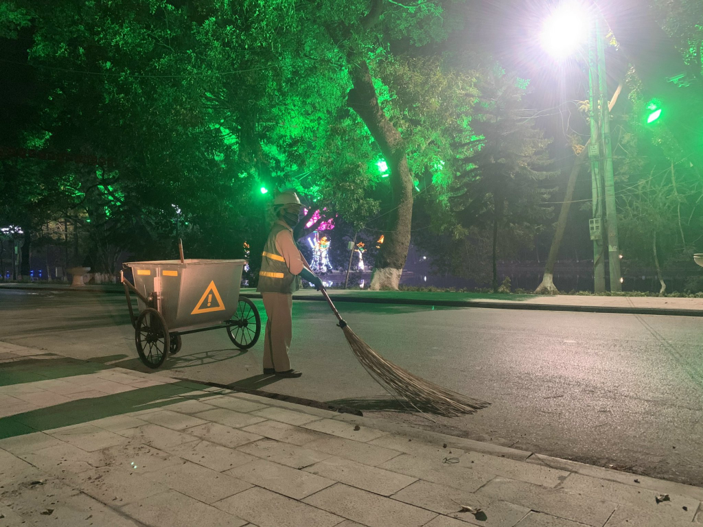 Công nhân vệ sinh Công ty cổ phần Môi trường và Công trình đô thị Hưng Yên (thành phố Hưng Yên) trực 100% dọn dẹp đường phố đêm giao thừa