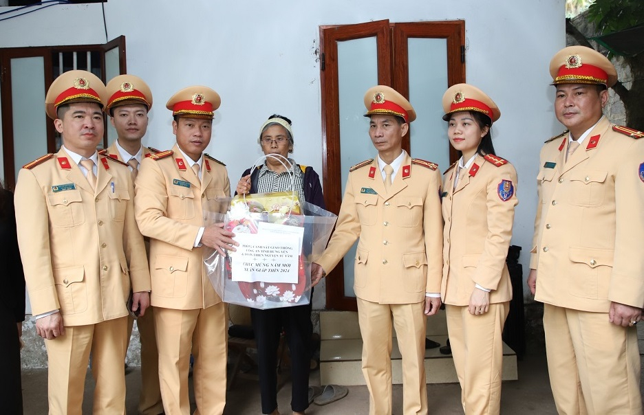 Đại diện cán bộ, chiến sĩ phòng Cảnh sát giao thông tặng quà Tết gia đình có hoàn cảnh khó khăn tại xã Quảng Châu (thành phố Hưng Yên)