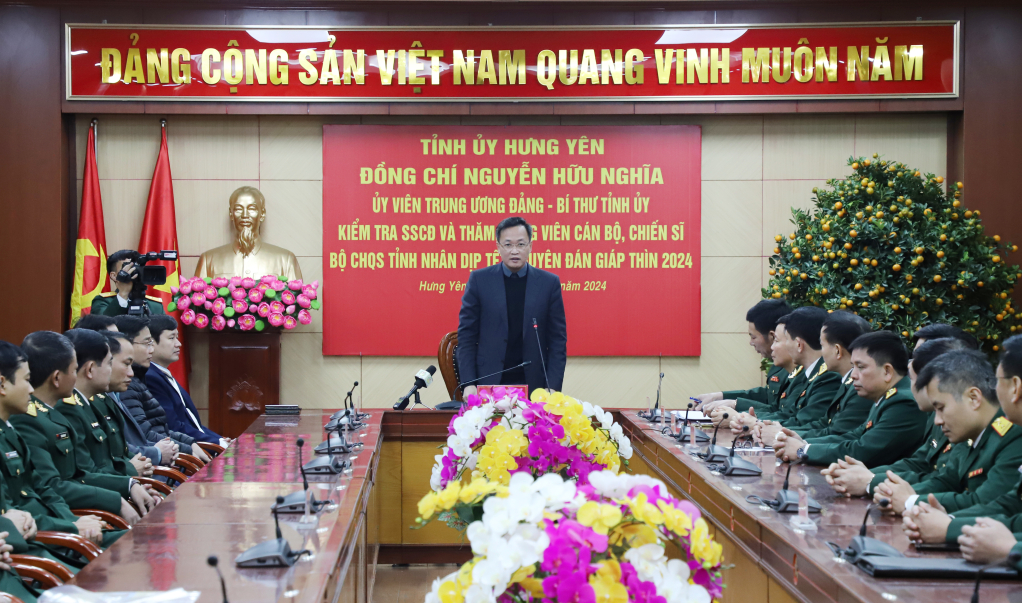Bí thư Tỉnh ủy Nguyễn Hữu Nghĩa kiểm tra SSCĐ và thăm, động viên cán bộ, chiến sĩ Bộ CHQS tỉnh.