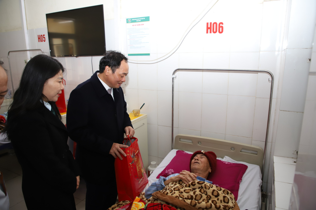 Chủ tịch UBND tỉnh tặng quà Tết bệnh nhân điều trị tại Bệnh viện Đa khoa tỉnh