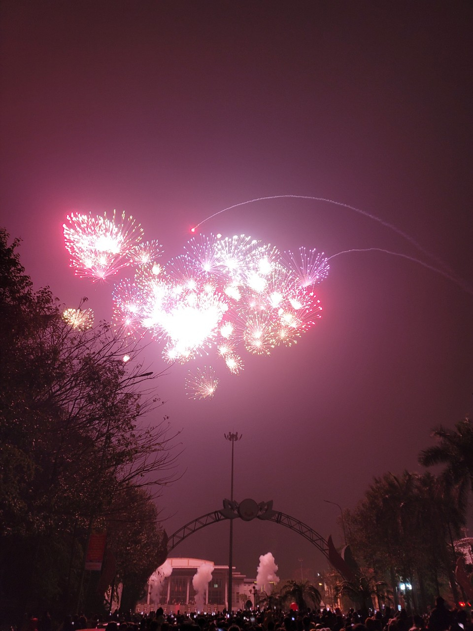 Từng chùm pháo hoa sáng rực trời đêm trên Quảng trường Nguyễn Văn Linh (thành phố Hưng Yên) trong tiếng hò reo hân hoan của người dân, mang theo hy vọng trong thời khắc năm mới