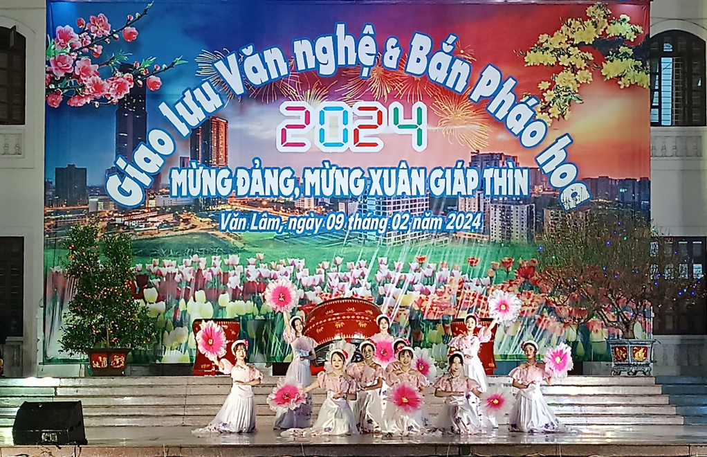 Một tiết mục văn nghệ mừng Đảng, mừng Xuân Giáp Thìn tại huyện Văn Lâm 