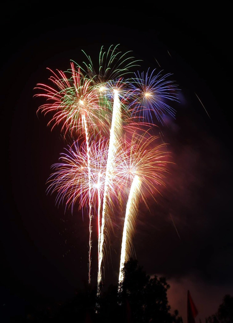 Huyện Yên Mỹ tạm biệt năm cũ, chào đón năm mới bằng những màn pháo hoa rực rỡ 