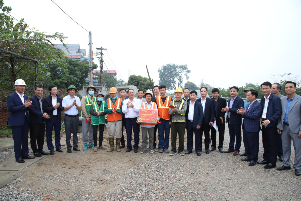 Chủ tịch UBND tỉnh Trần Quốc Văn tặng quà cán bộ, kỹ sư, công nhân làm việc tại dự án cải tạo, nâng cấp ĐT.385 đoạn Km7+750 đến Km6+370 (Dốc Nghĩa - Lương Tài)