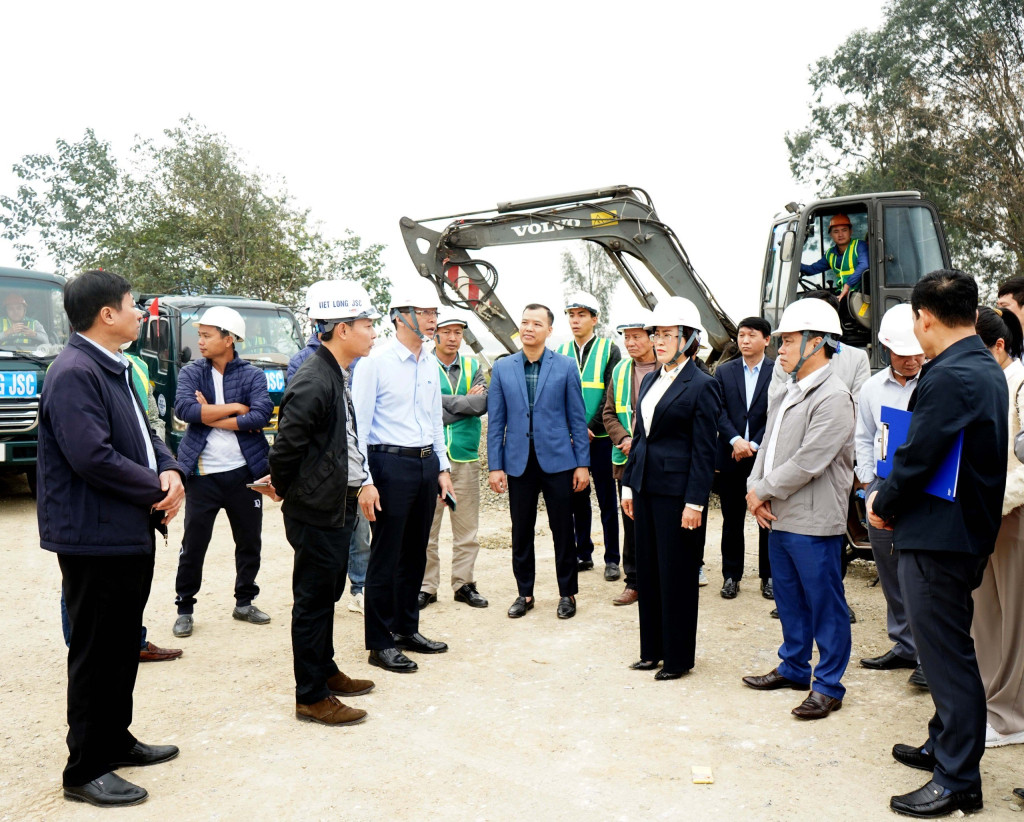 Bí thư Thị ủy Mỹ Hào Trần Thị Thanh Thủy kiểm tra thực địa dự án cải tạo, mở rộng đường trục trung tâm đoạn nút giao bến xe đến ĐT.387