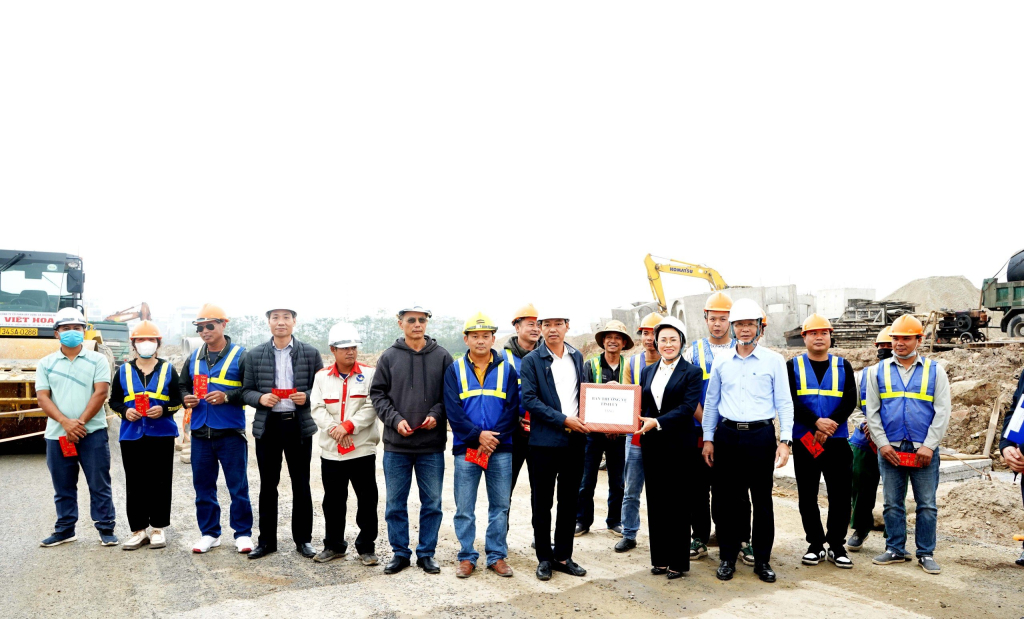 Bí thư Thị ủy Mỹ Hào Trần Thị Thanh Thủy tặng quà cán bộ, công nhân làm việc tại công trường xây dựng