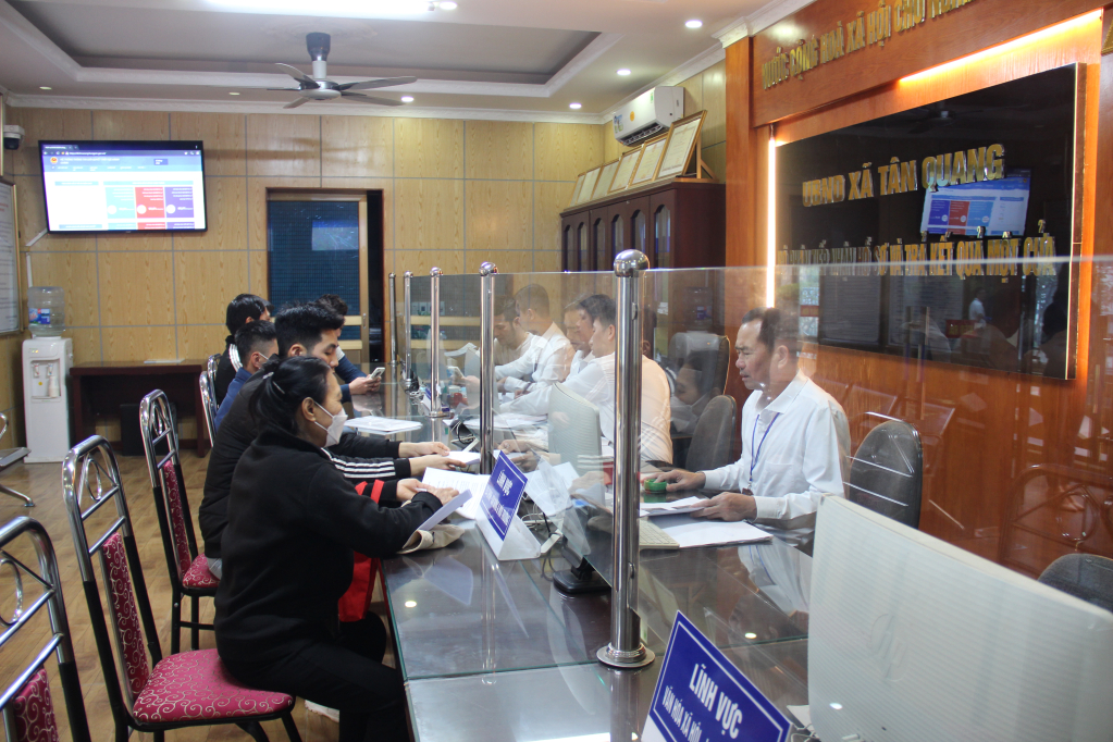 Giải quyết thủ tục hành chính cho người dân tại Bộ phận tiếp nhận hồ sơ và trả kết quả một cửa xã Tân Quang (Văn Lâm)