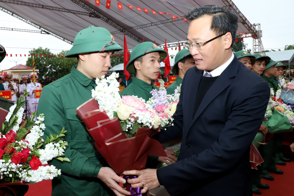Đồng chí Nguyễn Hữu Nghĩa, Ủy viên BCH Trung ương Đảng, Bí thư Tỉnh ủy tặng hoa, động viên thanh niên huyện Kim Động lên đường nhập ngũ