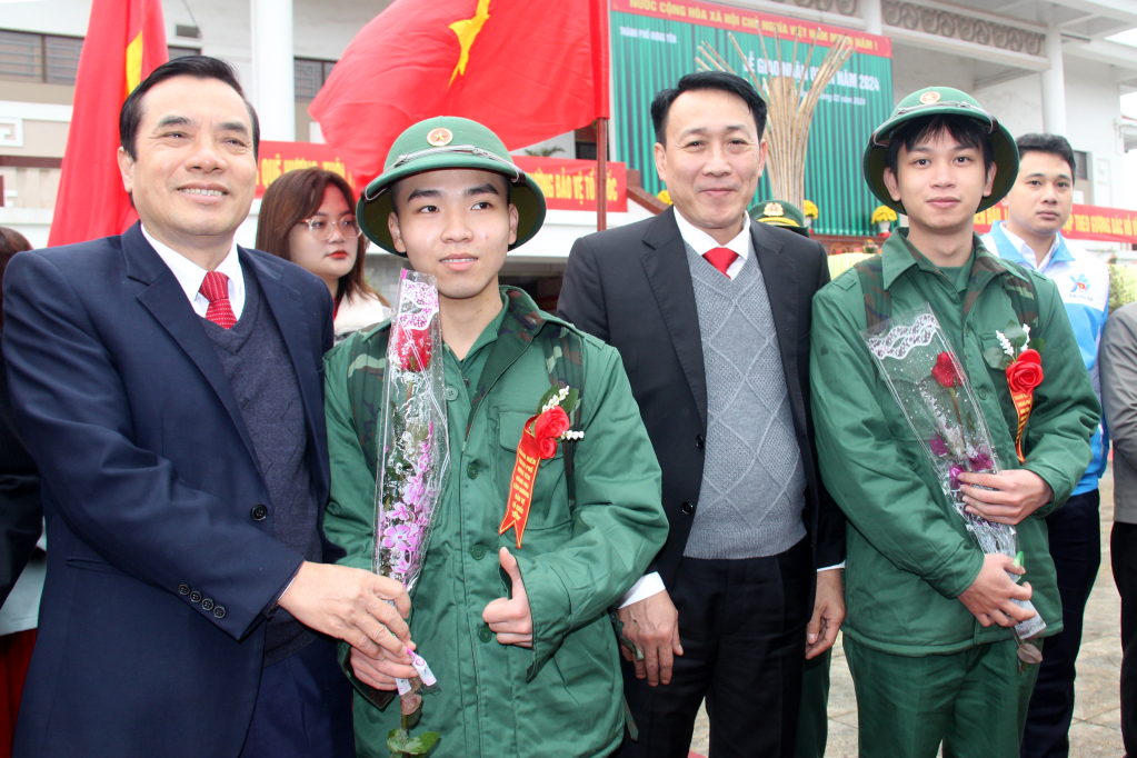 Các đại biểu tặng hoa, động viên tân binh thành phố Hưng Yên nhập ngũ