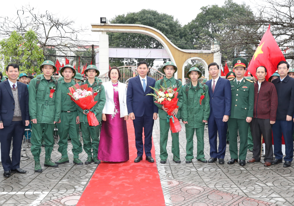Các đại biểu tặng hoa, động viên công dân thị xã Mỹ Hào nhập ngũ