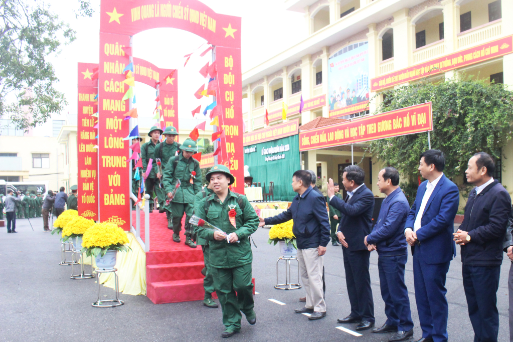 Các tân binh huyện Tiên Lữ bước qua cầu vinh quang trước khi về các đơn vị nhận quân