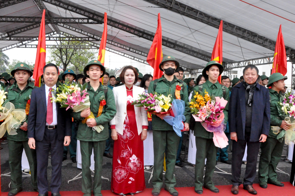 Các đại biểu tặng hoa động viên thanh niên huyện Yên Mỹ lên đường nhập ngũ