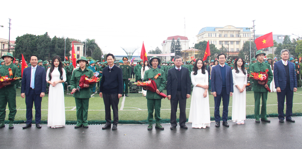 Các đại biểu tặng hoa, động viên công dân huyện Văn Lâm nhập ngũ
