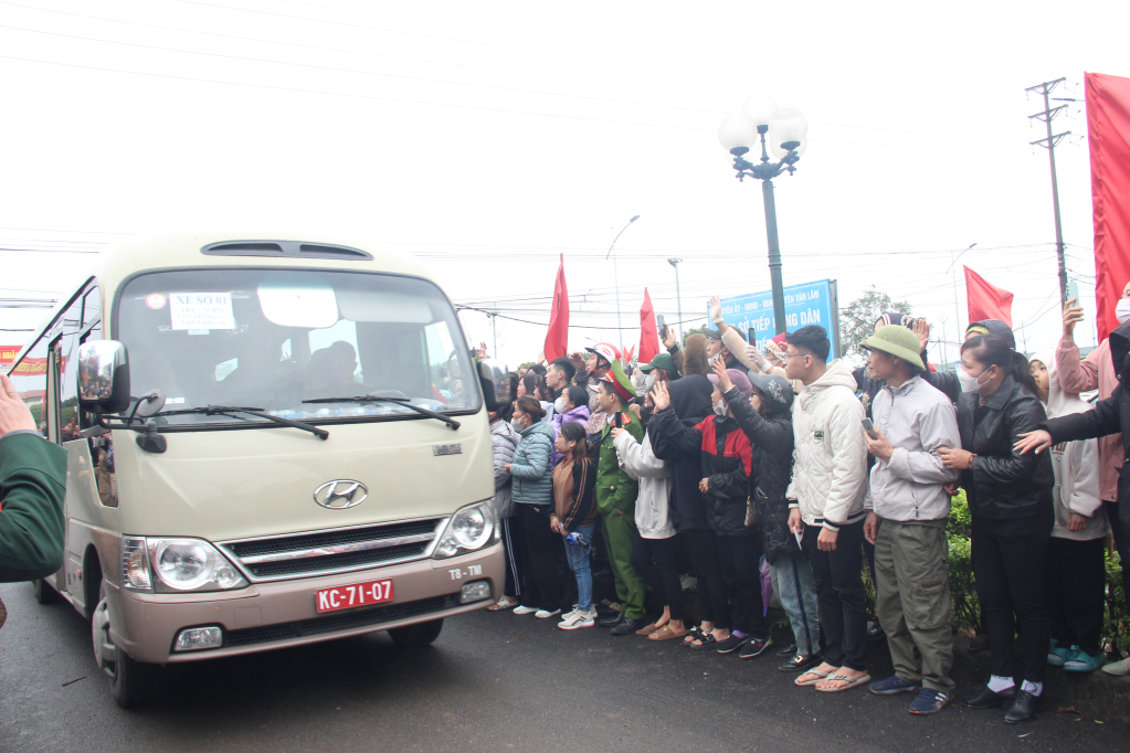Người thân chia tay, tiễn công dân huyện Văn Lâm lên xe về đơn vị