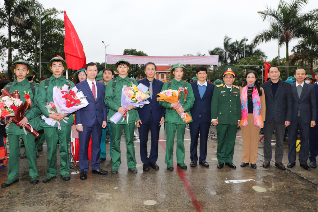 Các đại biểu tặng hoa, động viên tân binh lên đường nhập ngũ