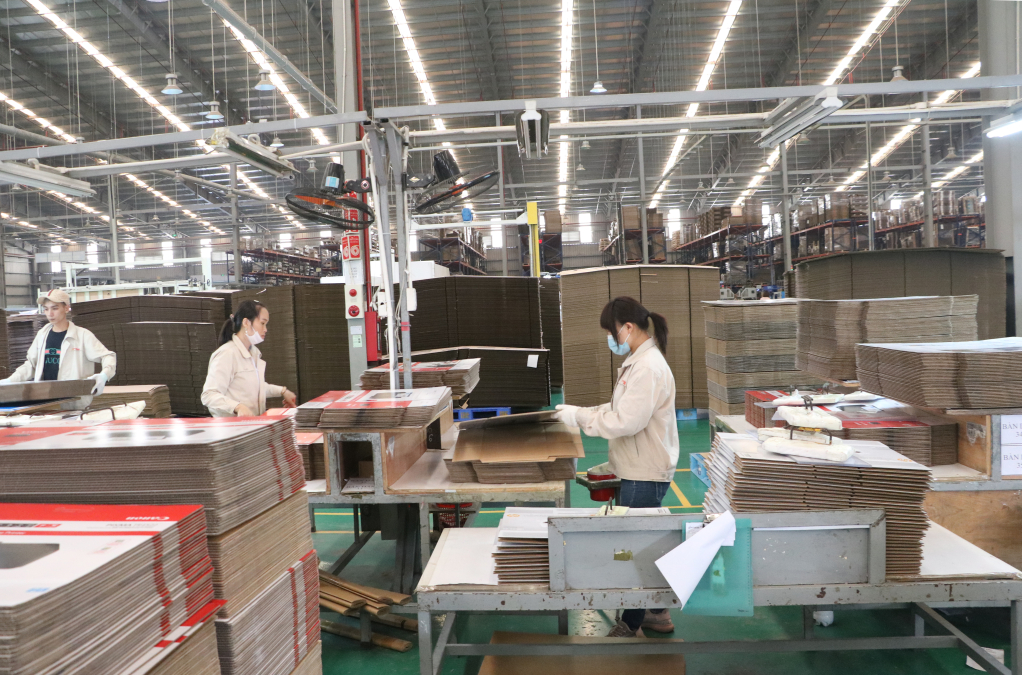 Công nhân Công ty TNHH bao bì Việt Hưng (Văn Lâm) trong giờ sản xuất