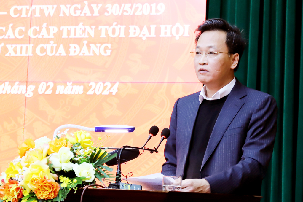 Đồng chí Nguyễn Hữu Nghĩa, Ủy viên BCH Trung ương Đảng, Bí thư Tỉnh ủy phát biểu tại hội nghị