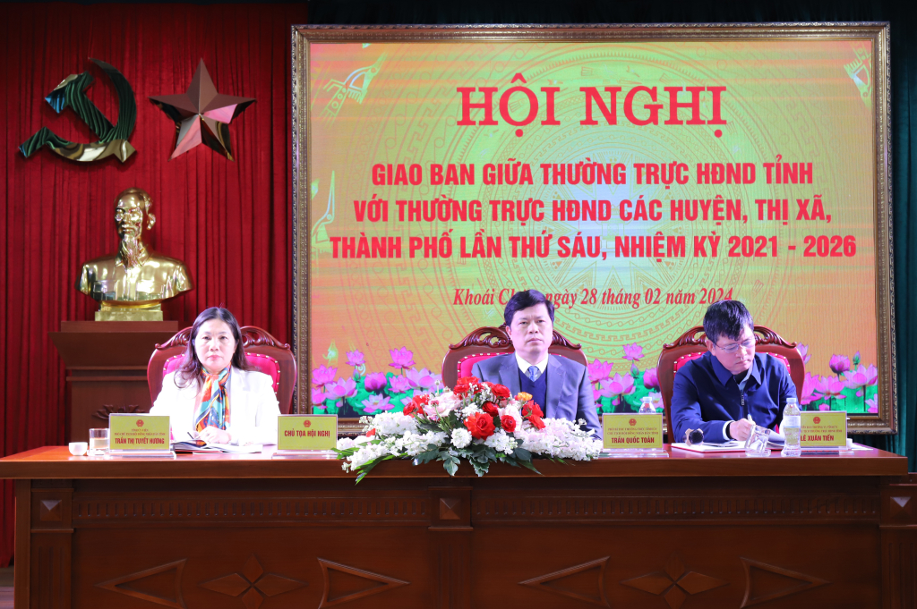 Các đồng chí Thường trực HĐND tỉnh chủ trì hội nghị