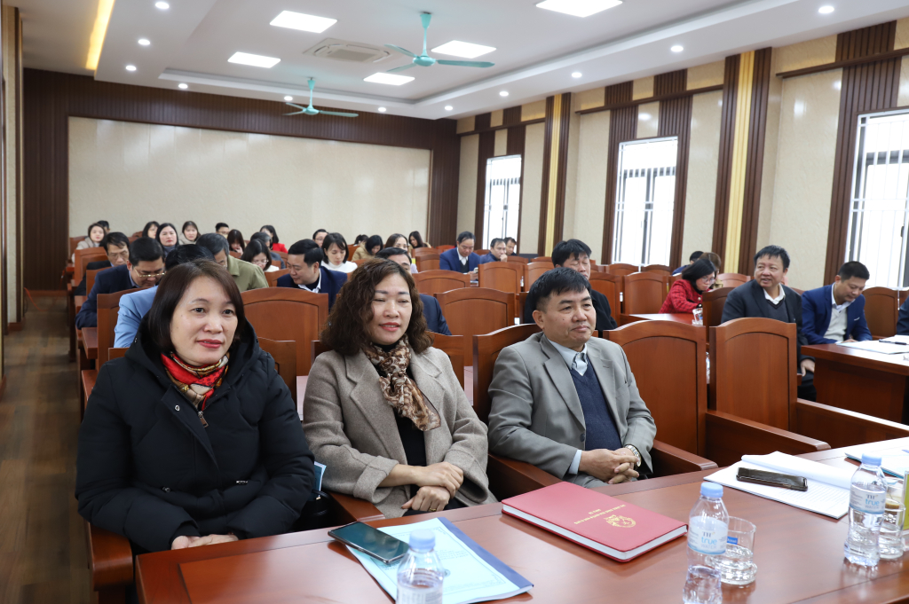 Các đại biểu tham gia hội nghị giao ban giữa Thường trực HĐND tỉnh với Thường trực HĐND các huyện, thị xã, thành phố
