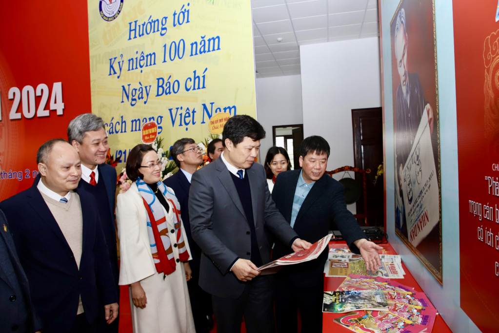 Đồng chí Phó Bí thư Thường trực Tỉnh ủy, Chủ tịch HĐND tỉnh Trần Quốc Toản và các đại biểu tham quan các gian trưng bày ấn phẩm báo chí