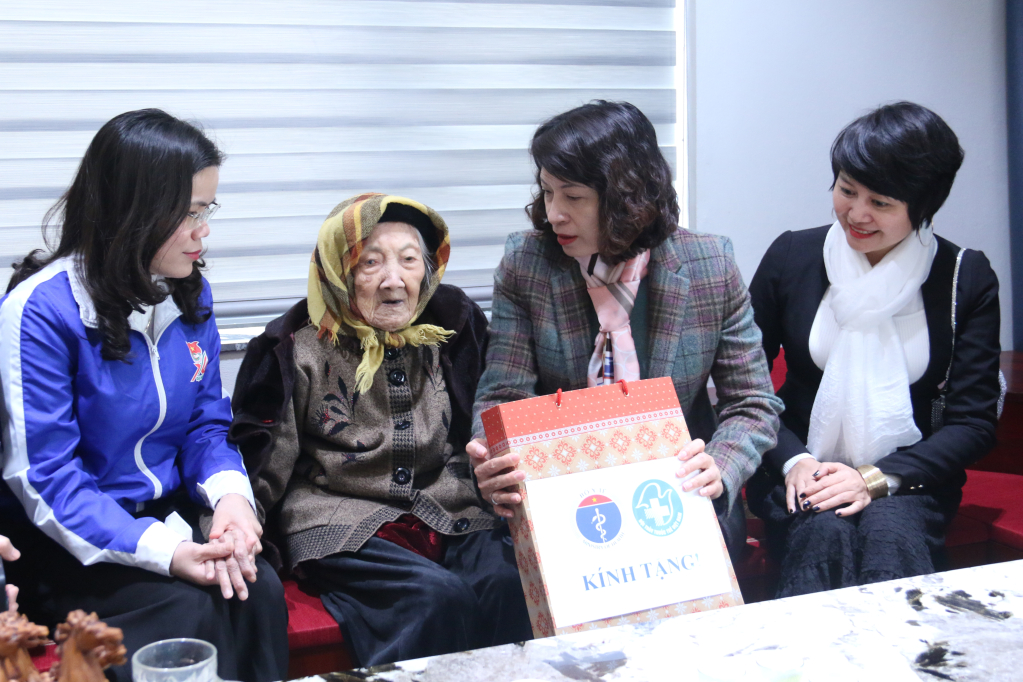 Thứ trưởng Bộ Y tế Nguyễn Thị Liên Hương thăm, tặng quà Bà mẹ Việt Nam anh hùng Đỗ Thị Bón