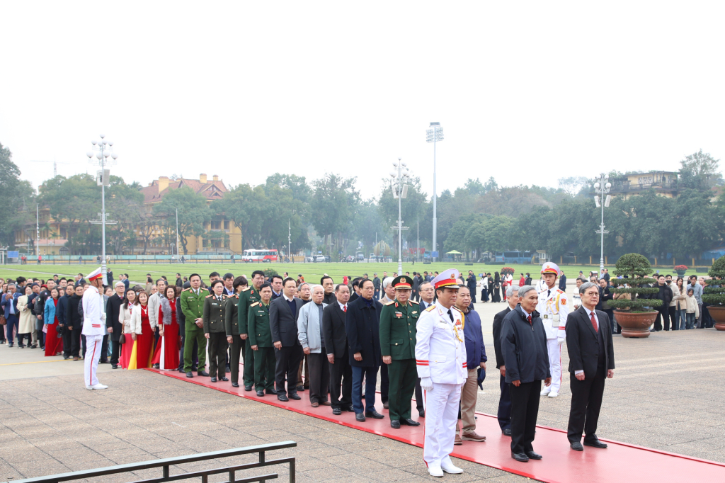 Các đại biểu vào Lăng viếng Chủ tịch Hồ Chí Minh
