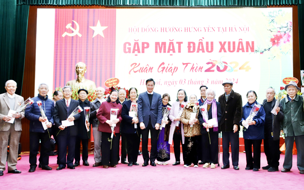 Đồng chí Nguyễn Hữu Nghĩa, Ủy viên BCH Trung ương Đảng, Bí thư Tỉnh ủy chúc mừng các hội viên nhận Huy hiệu 50 năm tuổi Đảng trở lên