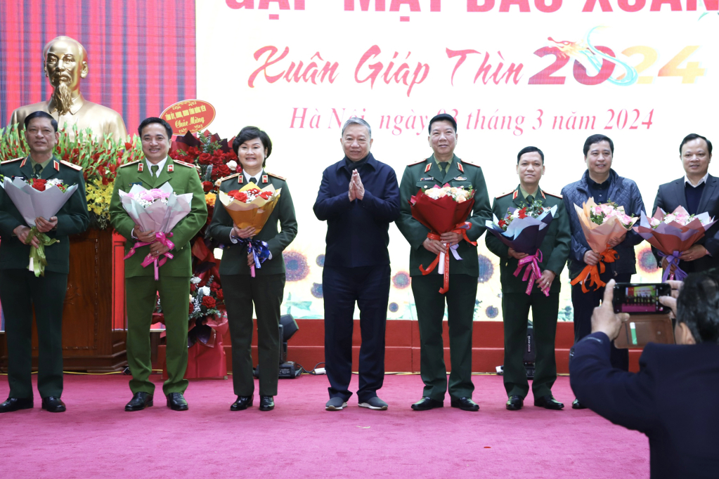 Đại tướng Tô Lâm, Ủy viên Bộ Chính trị, Bộ trưởng Bộ Công an chúc mừng hội viên được phong quân hàm cấp tướng, hội viên được bổ nhiệm chức vụ mới