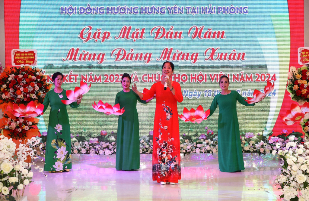 Một tiết mục văn nghệ tại buổi gặp mặt đầu năm Hội đồng hương Hưng Yên tại Hải Phòng