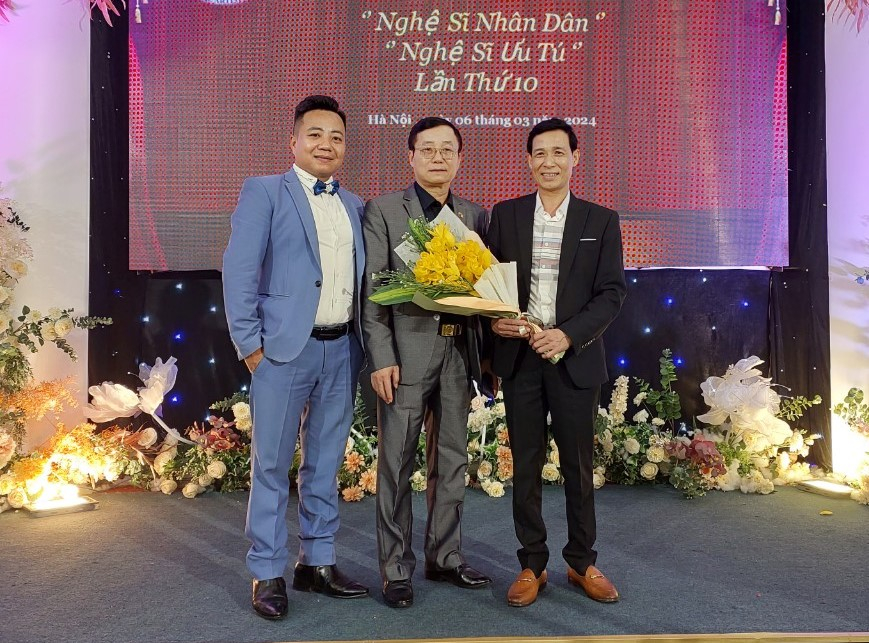Nghệ sĩ Nhân dân Nguyễn Xuân Sanh (đứng giữa) và 2 Nghệ sĩ Ưu tú: Phạm Văn Quang, Nguyễn Tiến Tùng 