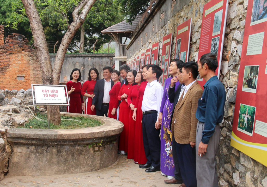 Các du khách tham quan Di tích Quốc gia đặ biệt Nhà tù Sơn La