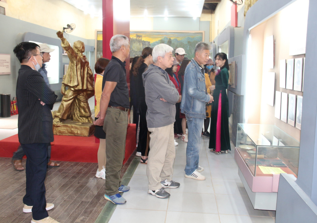 Các du khách tham quan Di tích Quốc gia đặc biệt Nhà tù Sơn La